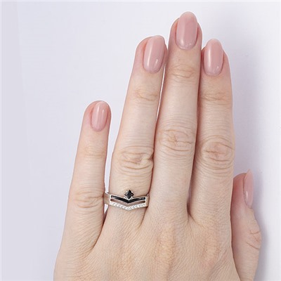 Серебряное кольцо с черным фианитом и черной эмалью - 1286