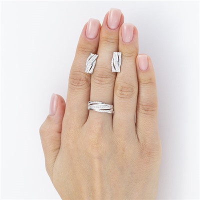 Серебряное кольцо с бесцветными фианитами - 1327