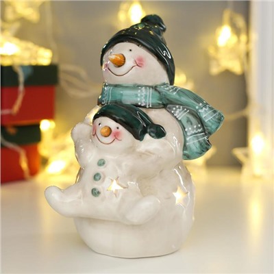Сувенир керамика свет "Снеговик со снеговичком в зелёных колпаках" 17,5х11х12,5 см
