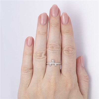 Серебряное кольцо с бесцветными фианитами - 1284